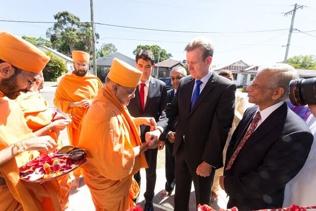 01 Pujya Ishwarcharan Swami tying a sacred thread to welcome the Premier of NSW, Barry O'Farrell