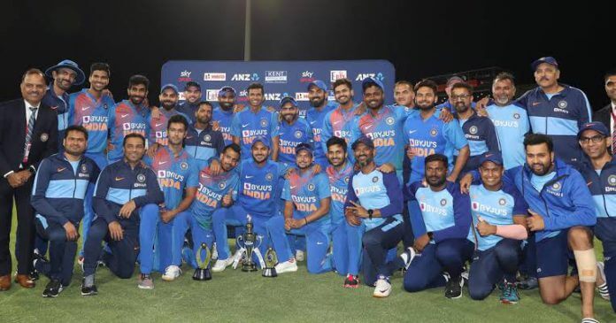 5th T20I: Shastri leads applause for Team India (Lead)