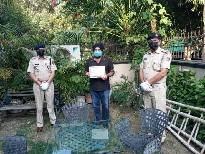 Delhi police has initiated a strong vigil to keep public safe by ensuring the compliance to the directions of the GNCT and Commissioner of Police. During the field visit scores of good citizens were felicitated for their efforts in building a safe delhi while fighting COVID-19.