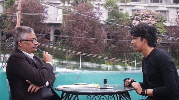 Knock knock knock indian short film - Shantilal Mukherjee as Dada (left) and Phuden Sherpa (right) sitting down at a cafe