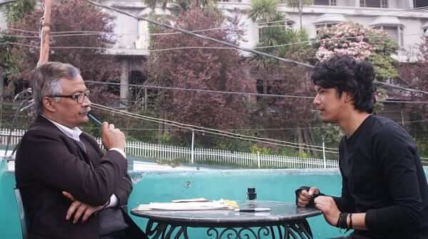 Knock knock knock indian short film - Shantilal Mukherjee as Dada (left) and Phuden Sherpa (right) sitting down at a cafe