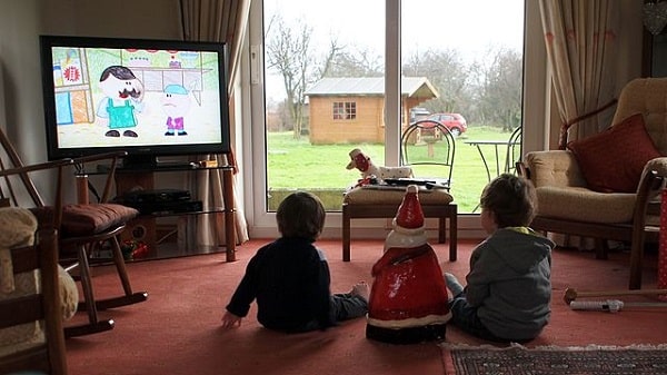 children watching tv