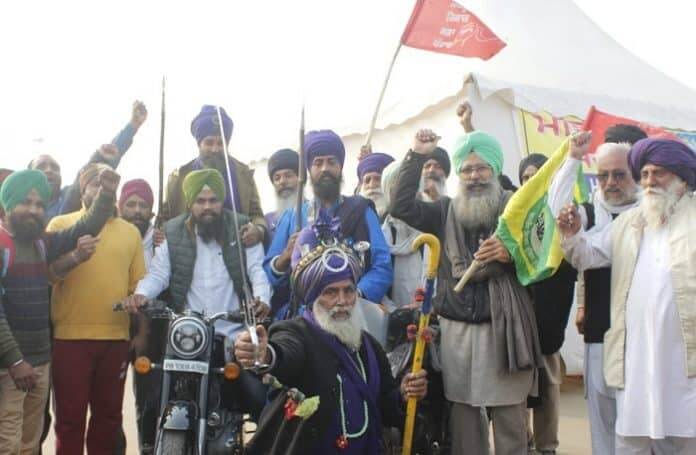 punjab and haryana farmers with family during protests