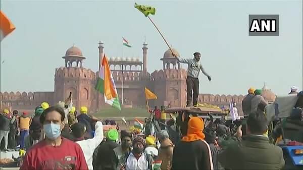 farmers protest, delhi, red fort, flags