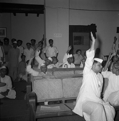 (1947) Congress Delegates Voting For Partition of India.