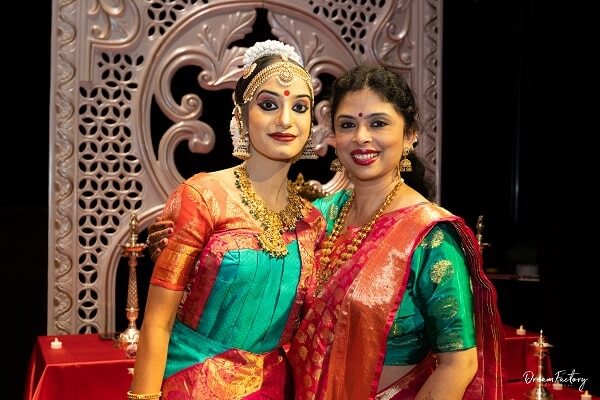 Anusha Kumar with her guru Manjula Viswanath