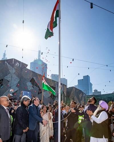 Kapil Dev and Abhishek Bachchan hoisting the Indian flag at Melbourne 