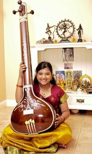 aishwarya playing the tanpura at temple