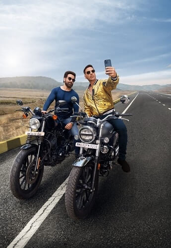 akshay and emraan take a selfiee on motorbikes