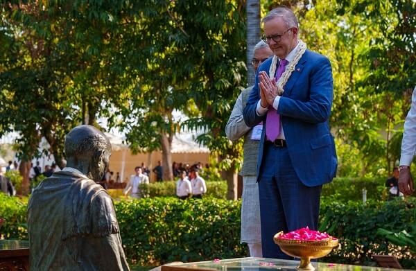 Albanese tribute at Gandhi statue