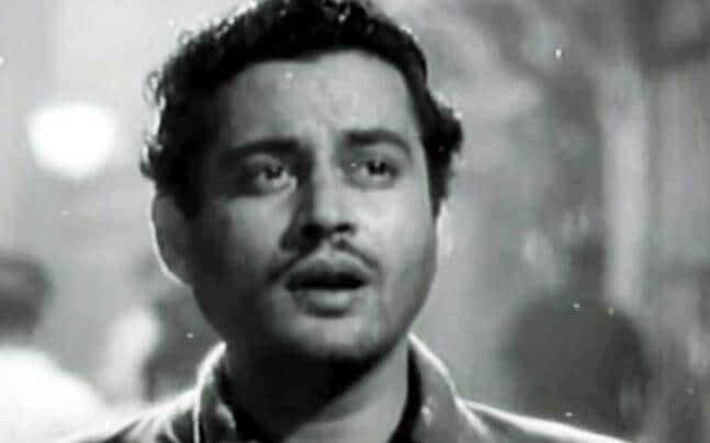 Guru Dutt sings Sahir Ludhianvi in Pyaasa