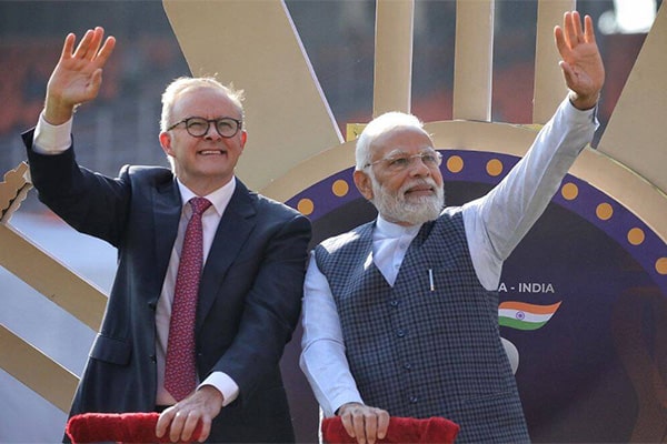 PM Albanese and PM Modi wave to the crowd in India.
