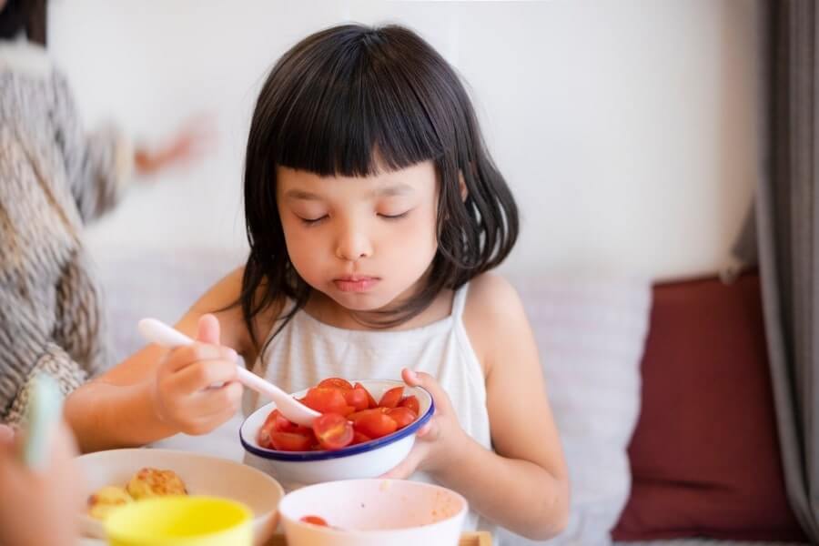 kids eating lunch