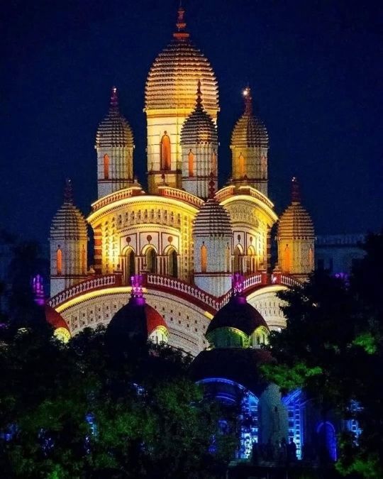 The main shrine of Dakshineshwar is a nine-spired (Navaratna) structure, over 100 feet tall